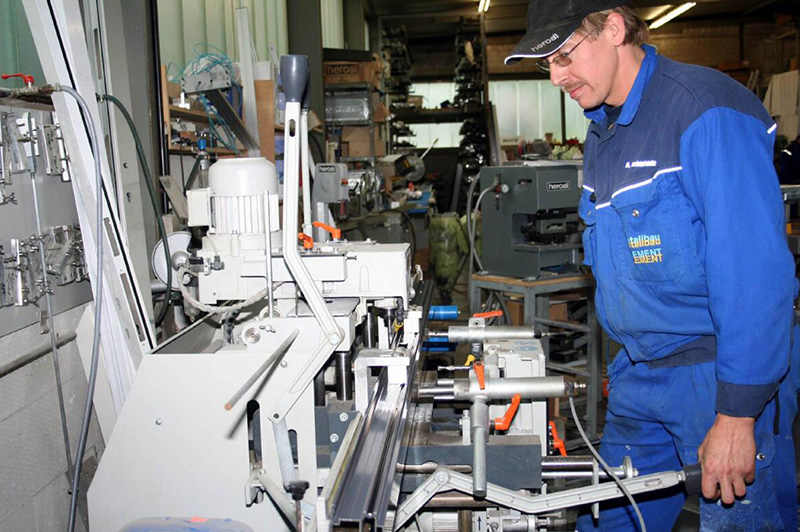 Mitarbeiter in der Werkstatt beim bedienen einer Maschine