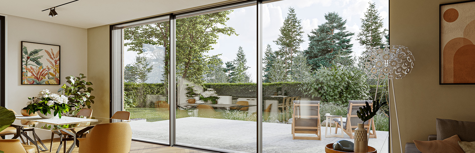 Großes Wohnzimmer mit bodentiefen Schiebetüren aus Glas, Blick auf Terrasse mit Gartenmöbeln und grüner Außenanlage