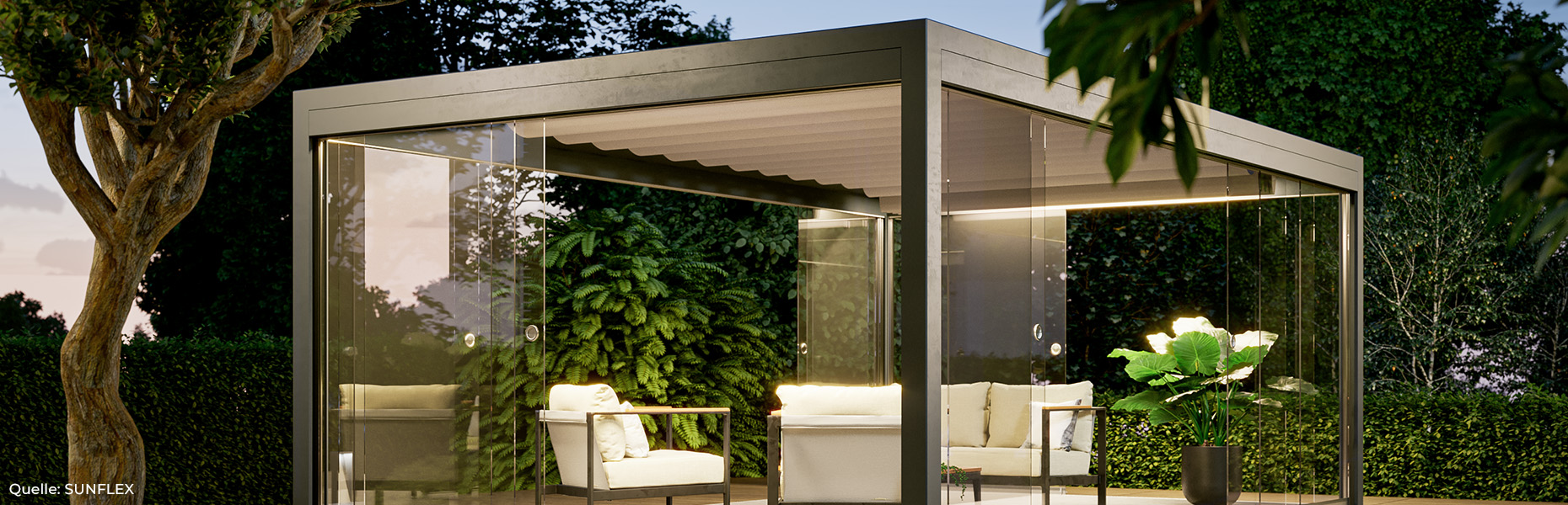 Moderne SUNFLEX Lamellenüberdachung mit verglasten Seitenwänden und Gartenmöbeln im Freien