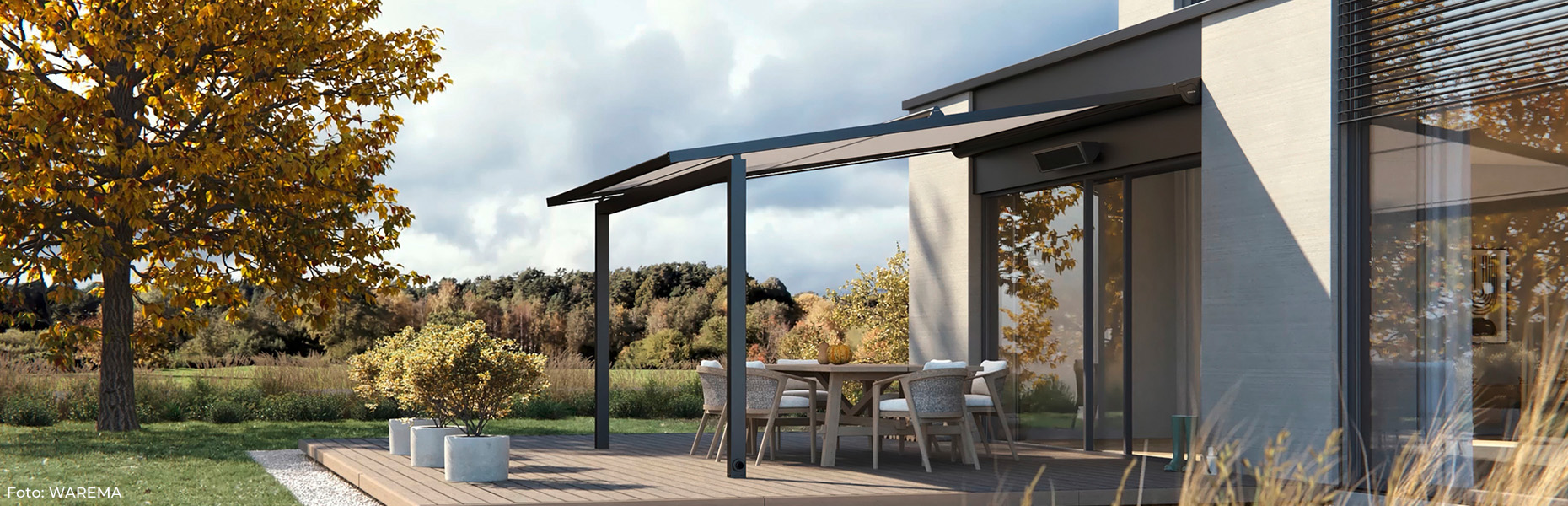 Terrasse mit modernem, ausfahrbarem WAREMA-Markisendach über einem Esstisch mit sechs Stühlen vor einem Haus mit großen Fenstern