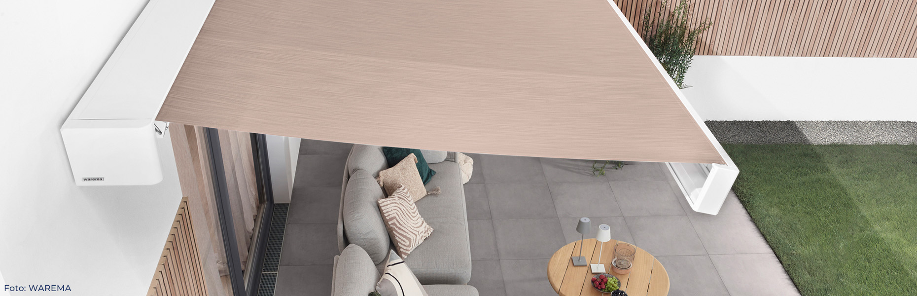 Beige Markise über einer modernen Terrasse mit einer Sofalandschaft
