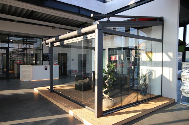 Ausgestellte Schiebefenster bei einem Wintergarten