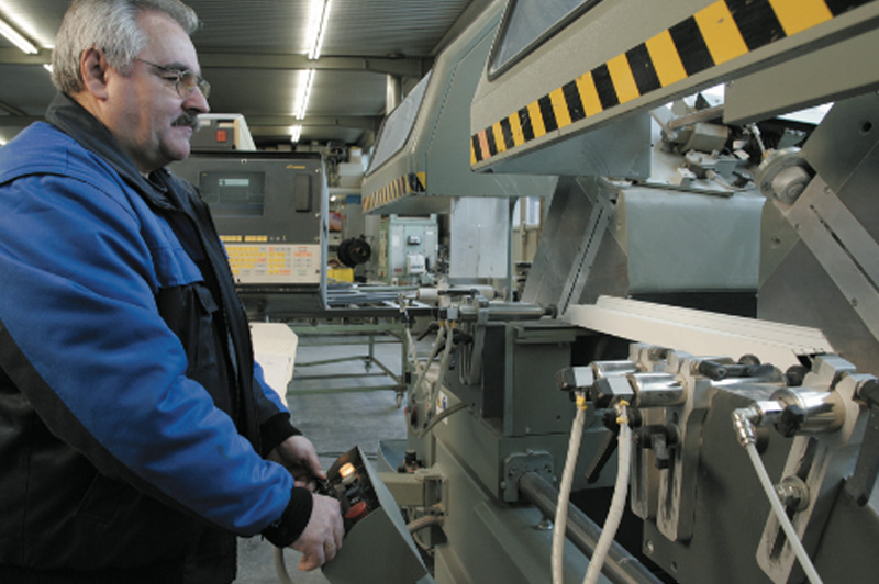 Werkstatt mit Mitarbeiter