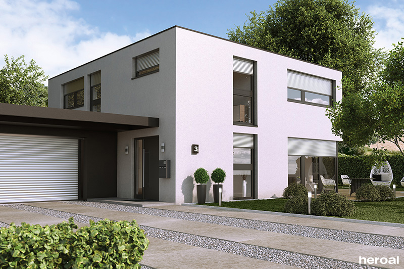 Modernes zweistöckiges Haus mit weißer Fassade, großen Fenstern und einer Garage mit Rolltor