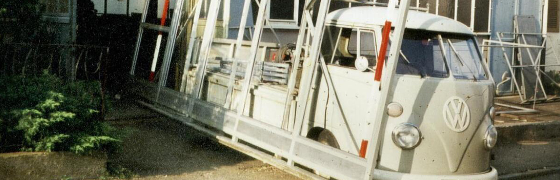 Alter VW-Bus zum Transportieren von Metallkonstruktionen