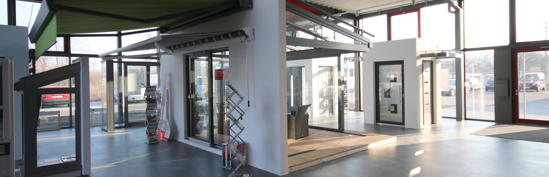 Leere Ausstellungshalle bei Metallbau Klement bei der man Markisen, Wintergärten und verschiedene Türen besichtigen kann