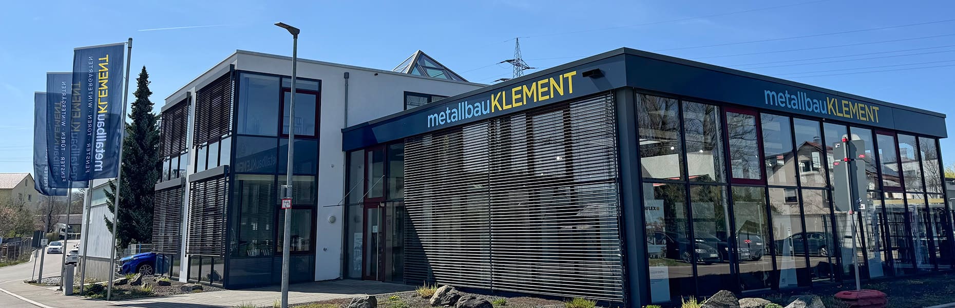 Außenaufnahme Klement Metallbau mit Blick auf das Ausstellungsgebäude