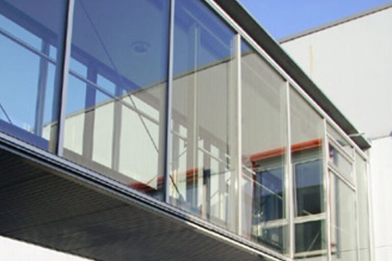 Glas-Metallübergang zwischen zwei Gebäuden