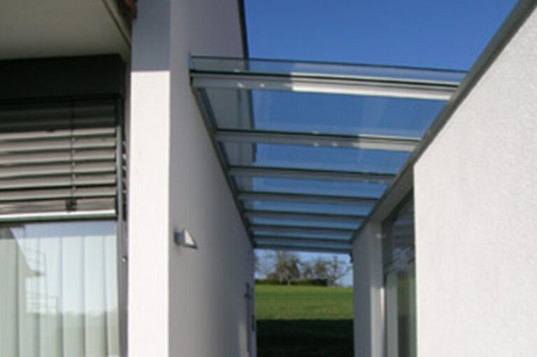 Glasüberdachung zwischen einem Haus und einer Garage