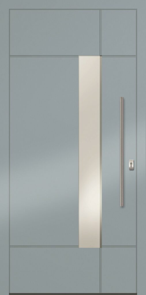 Graue Haustür mit vertikalem, rechteckigem Glaseinsatz in der Mitte und langem, schmalem Metallgriff rechts