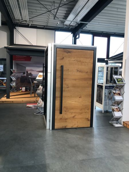Tür mit Holz