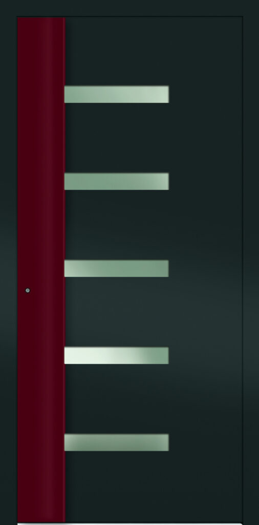 Graue Haustür mit vier horizontalen Lichtfenstern und rotem vertikalem Griff