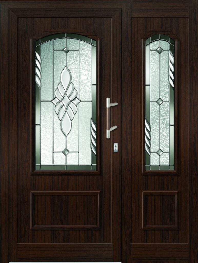 Eingangstür aus dunklem Mooreichenholz mit dekorativem Glasfenster und seitlichem Glasstreifen mit Ornamenten