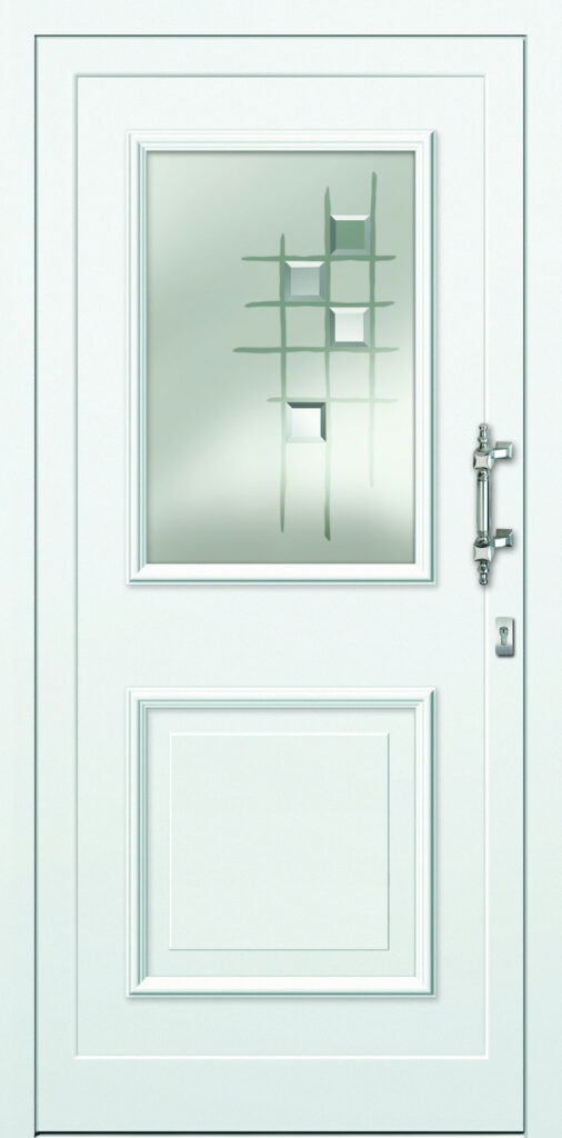 Weiße Haustür mit rechteckigem Glasfenster, das ein geometrisches Muster aus Linien und Quadraten zeigt, und silbernem Türgriff