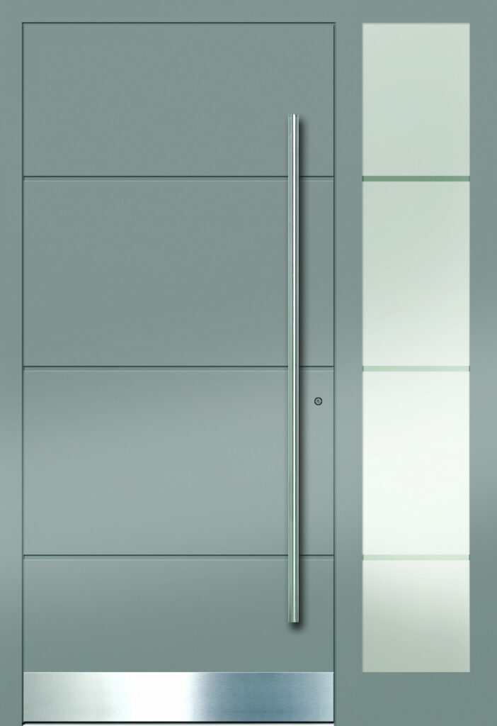 Graue Haustür mit horizontalen Linien und langem, schmalem Edelstahlgriff, daneben vier vertikale Fenster