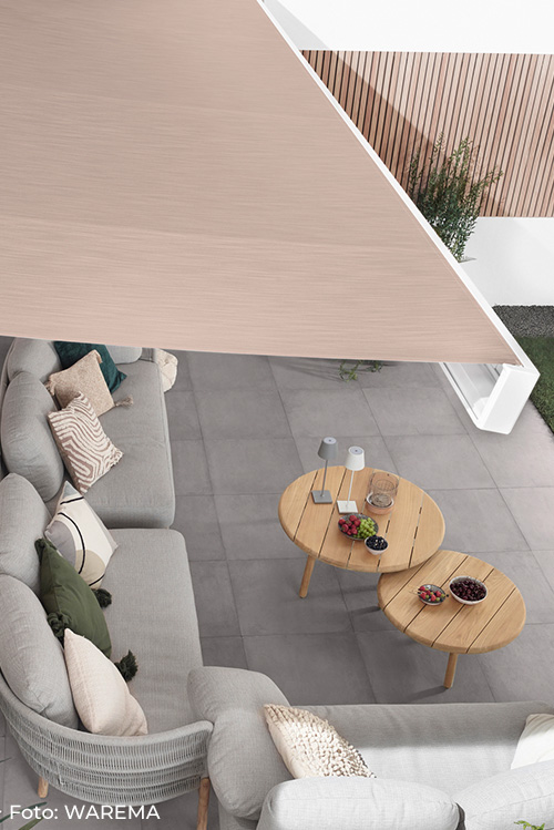 Beige Markise über moderner Loungegarnitur