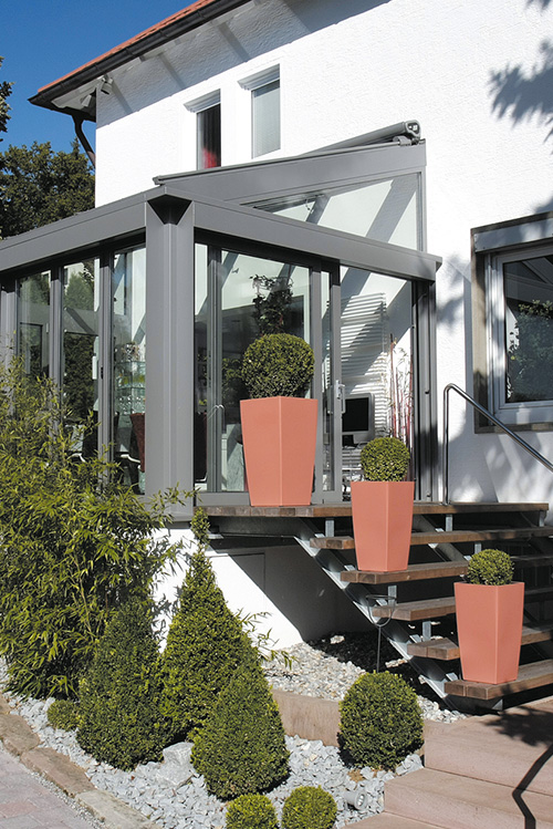 Wintergarten mit einem Eingang mit Treppe